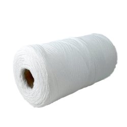 Stränggarn av 100% blekt bomull, svensktillverkat och mjukt för vävning och hobbyprojekt.